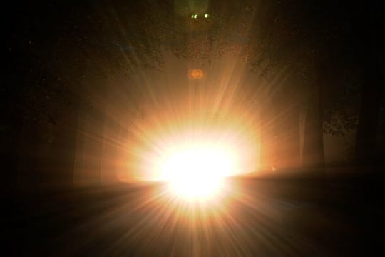 Unheimliche Begegnung der dritten Art? Nein, ein Auto mit Fernlicht, das die Entgegenkommenden blendet.