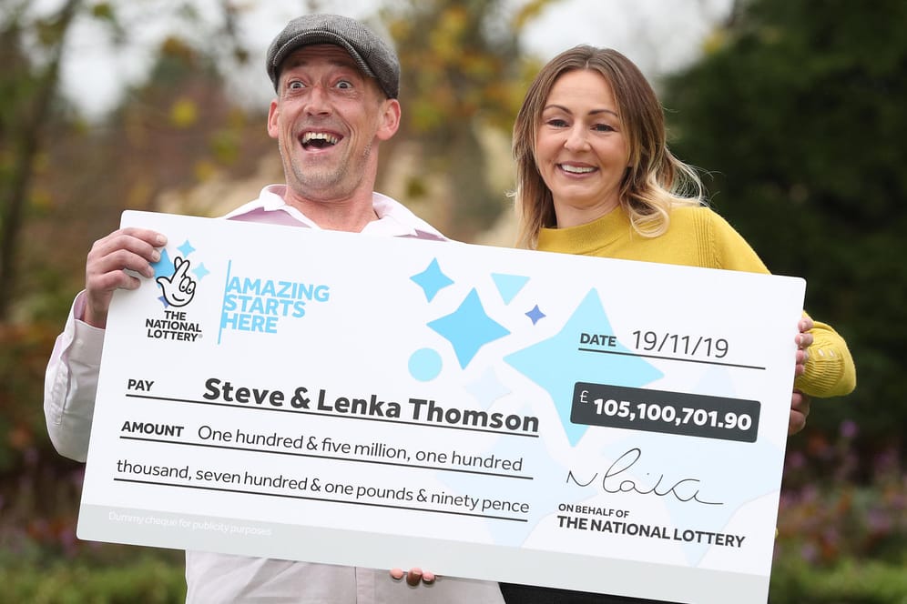 Lottogewinner in Großbritannien: Steve und Lenka Thomson haben rund 105 Millionen Pfund – etwa 123 Millionen Euro – im Lotto gewonnen.