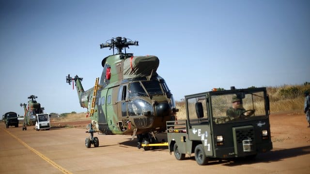 Französische Militärhubschrauber werden zu dem militärischen Teil des Flughafens von Bamako transportiert (Archiv). Französische Militärhubschrauber werden zu dem militärischen Teil des Flughafens von Bamako transportiert (Archiv).