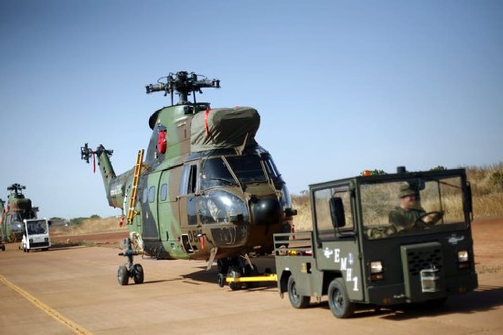 Französische Militärhubschrauber werden zu dem militärischen Teil des Flughafens von Bamako transportiert (Archiv).