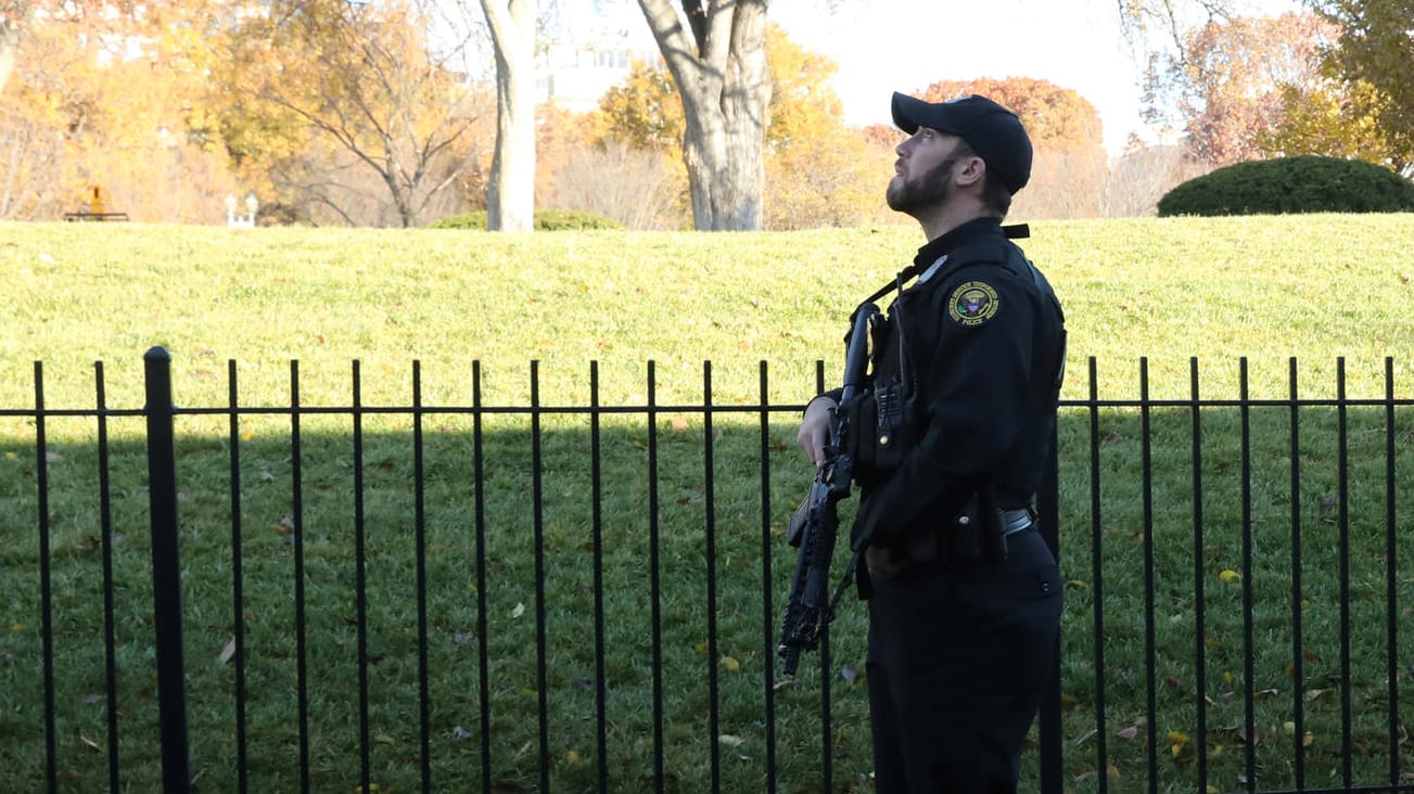 Ein Mitarbeiter des Secret Service beobachtet den Himmel über dem Weißen Haus: Ein verdächtiges Flugzeug hatte in der US-Hauptstadt für Alarm gesorgt.