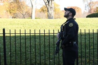 Ein Mitarbeiter des Secret Service beobachtet den Himmel über dem Weißen Haus: Ein verdächtiges Flugzeug hatte in der US-Hauptstadt für Alarm gesorgt.