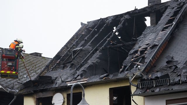 Tödliche Falle: Das ausgebrannte Einfamilienhaus im Ortskern von Mengerskirchen. Tödliche Falle: Das ausgebrannte Einfamilienhaus im Ortskern von Mengerskirchen.