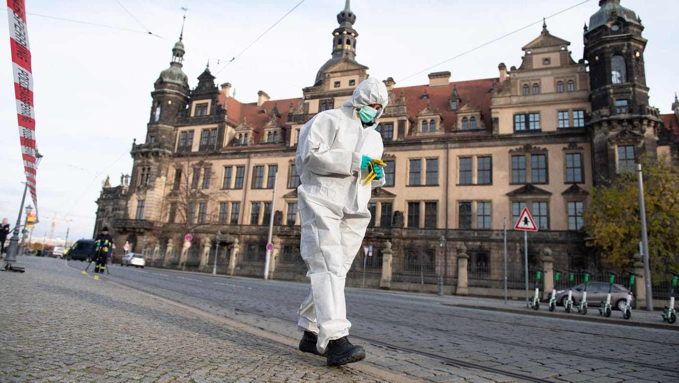 Dresdens Schatzkammer: Eine Mitarbeiterin der Spurensicherung geht vor dem Residenzschloss, in dem sich das Grüne Gewölbe befindet, entlang.