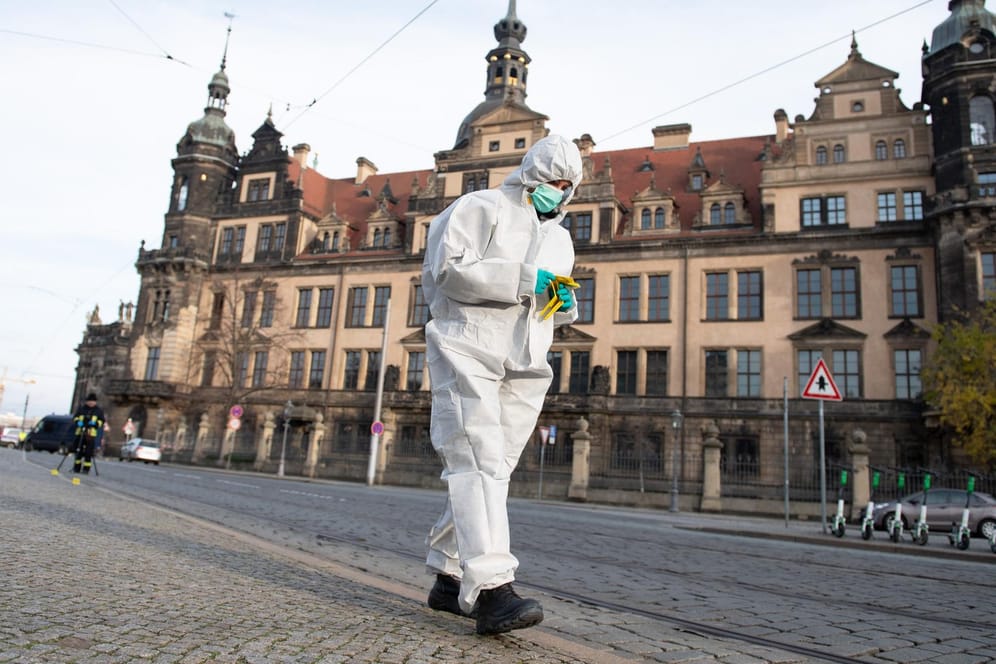 Dresdens Schatzkammer: Eine Mitarbeiterin der Spurensicherung geht vor dem Residenzschloss, in dem sich das Grüne Gewölbe befindet, entlang.
