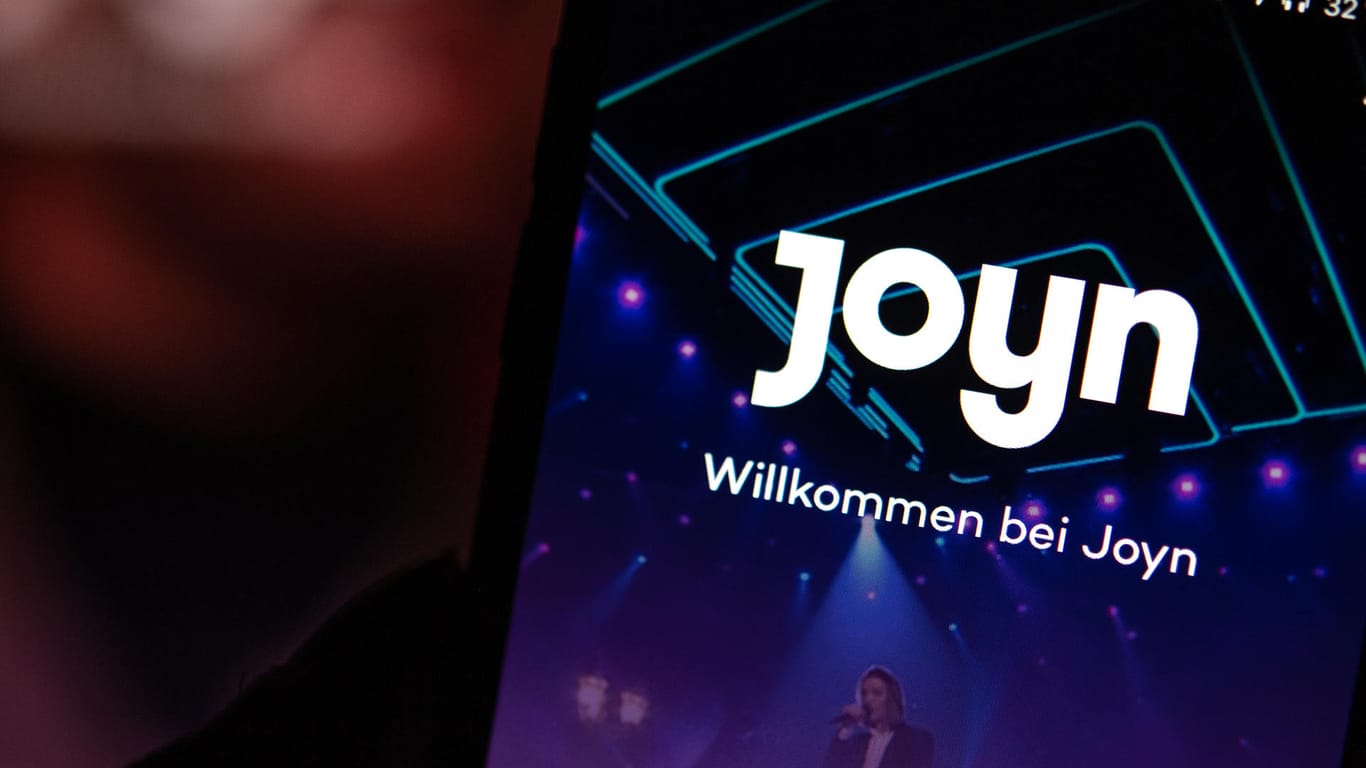 Auf dem Bildschirm eines iPhones wird die App der Streaming-Plattform Joyn angezeigt: Künftig gibt es ein Premium-Angebot für zahlende Kunden.