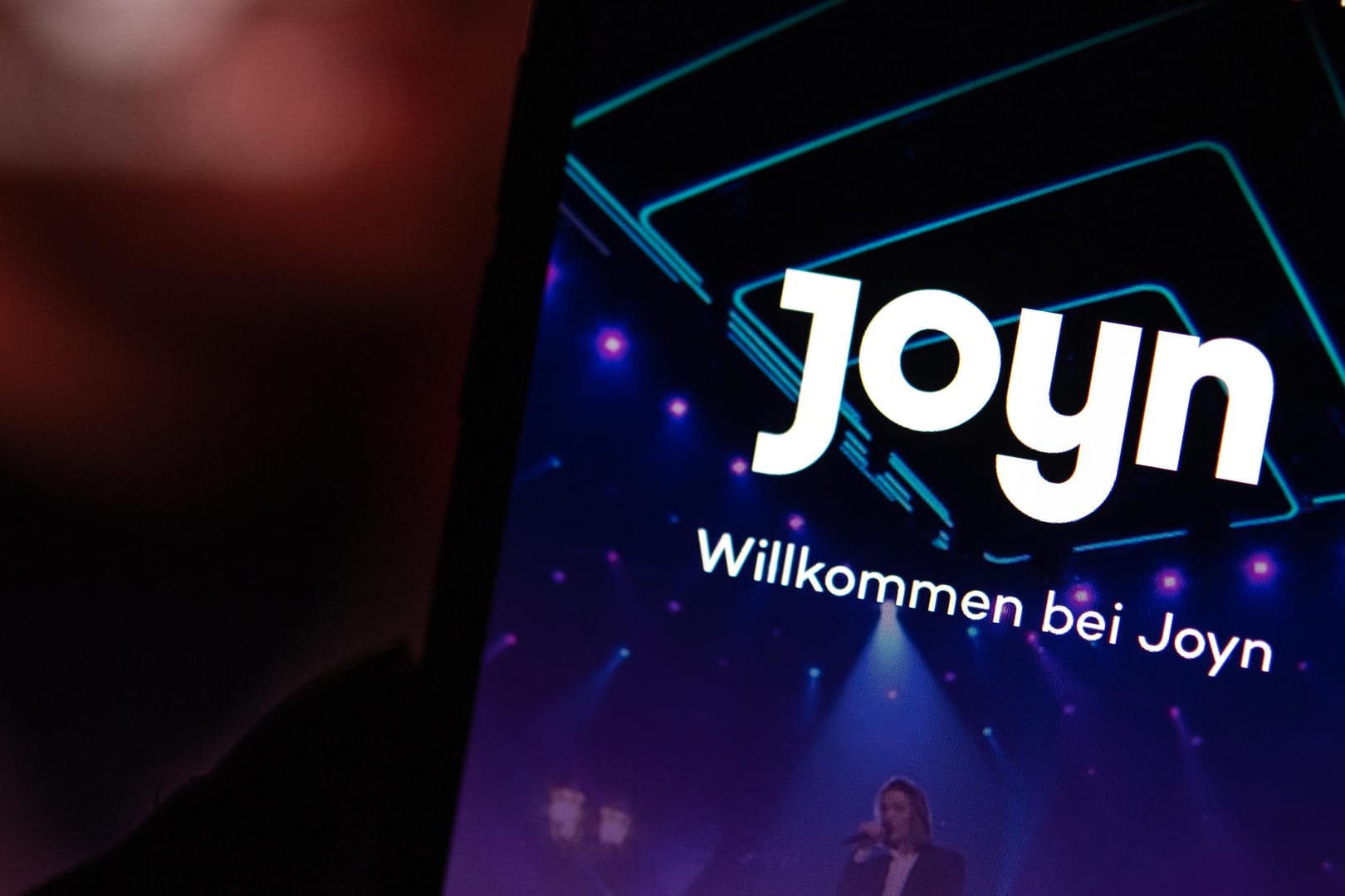 Auf dem Bildschirm eines iPhones wird die App der Streaming-Plattform Joyn angezeigt: Künftig gibt es ein Premium-Angebot für zahlende Kunden.