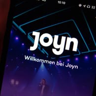 Auf dem Bildschirm eines iPhones wird die App der Streaming-Plattform Joyn angezeigt: Künftig gibt es ein Premium-Angebot für zahlende Kunden.