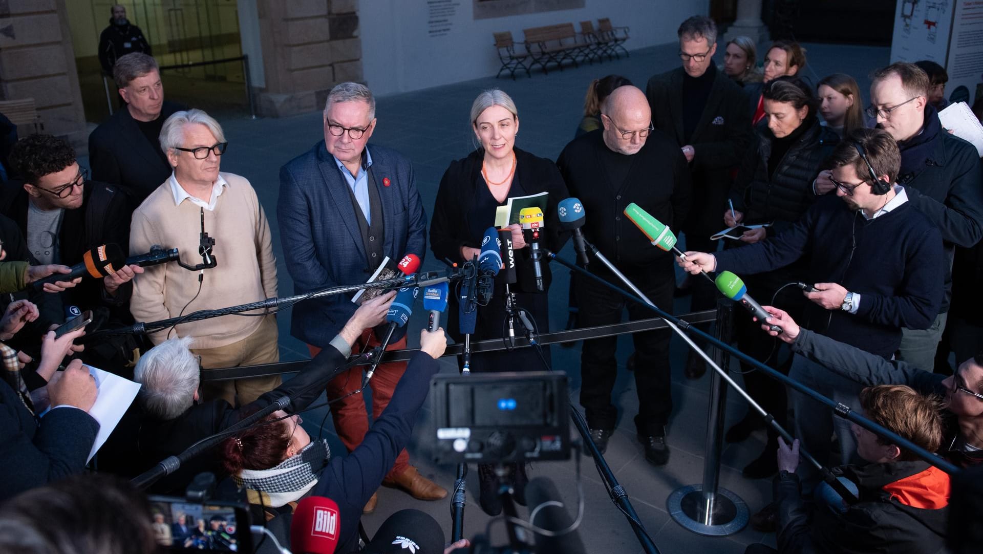 Nach dem Juwelenraub: v.l. Dirk Burghardt, Kaufmännischer Direktor Staatlichen Kunstsammlungen Dresden, Dirk Syndram, Direktor der Dresdner Rüstkammer, und Marion Ackermann, Generaldirektorin der Staatlichen Kunstsammlungen Dresden, informieren bei einer Pressekonferenz.