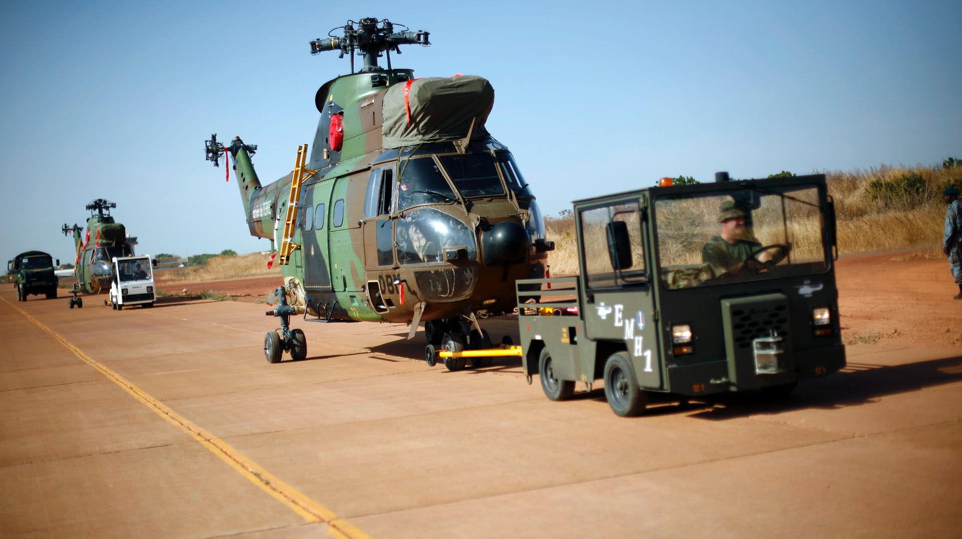 Ein französischer Militärhubschrauber wird transportiert: Die Soldaten waren mit ihren Hubschraubern im Einsatz gegen Islamisten (Archivbild).