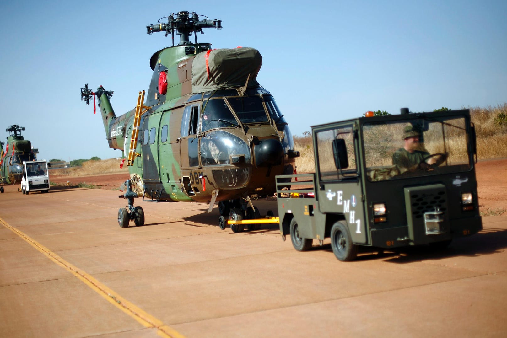 Ein französischer Militärhubschrauber wird transportiert: Die Soldaten waren mit ihren Hubschraubern im Einsatz gegen Islamisten (Archivbild).