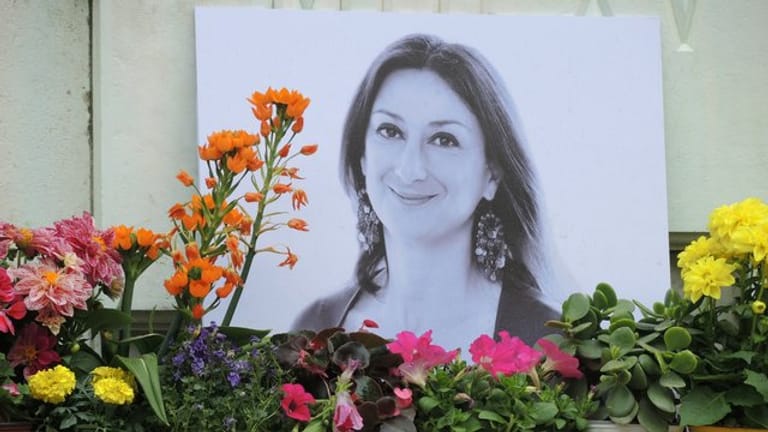 Am Fuß eines Denkmals vor dem Justizpalast erinnert ein Foto an die ermordete maltesische Journalistin Daphne Caruana Galizia.