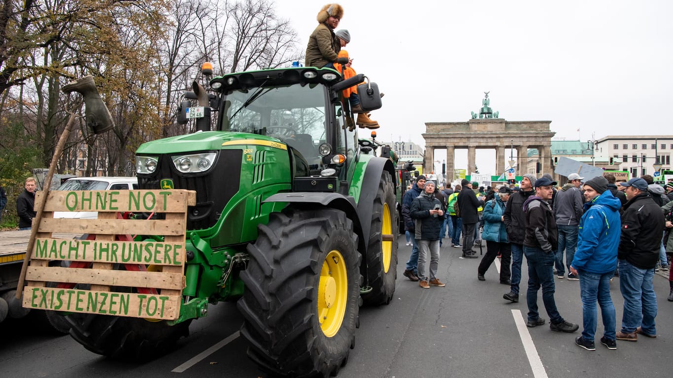 Ein Trecker vor dem Brandenburger Tor in Berlin: Tausende Bauern haben in Berlin gegen die Agrarpolitik der Bundesregierung protestiert.