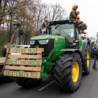 Ein Trecker vor dem Brandenburger Tor in Berlin: Tausende Bauern haben in Berlin gegen die Agrarpolitik der Bundesregierung protestiert.