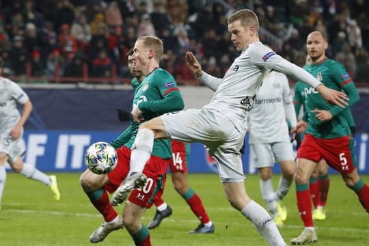 Sven Bender (M) sorgte mit seinem Tor zum 2:0 für die Entscheidung beim Bayer-Sieg in Moskau.