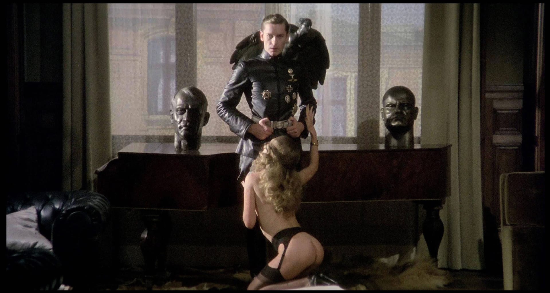 Helmut Berger beim Oralverkehr in "Salon Kitty"