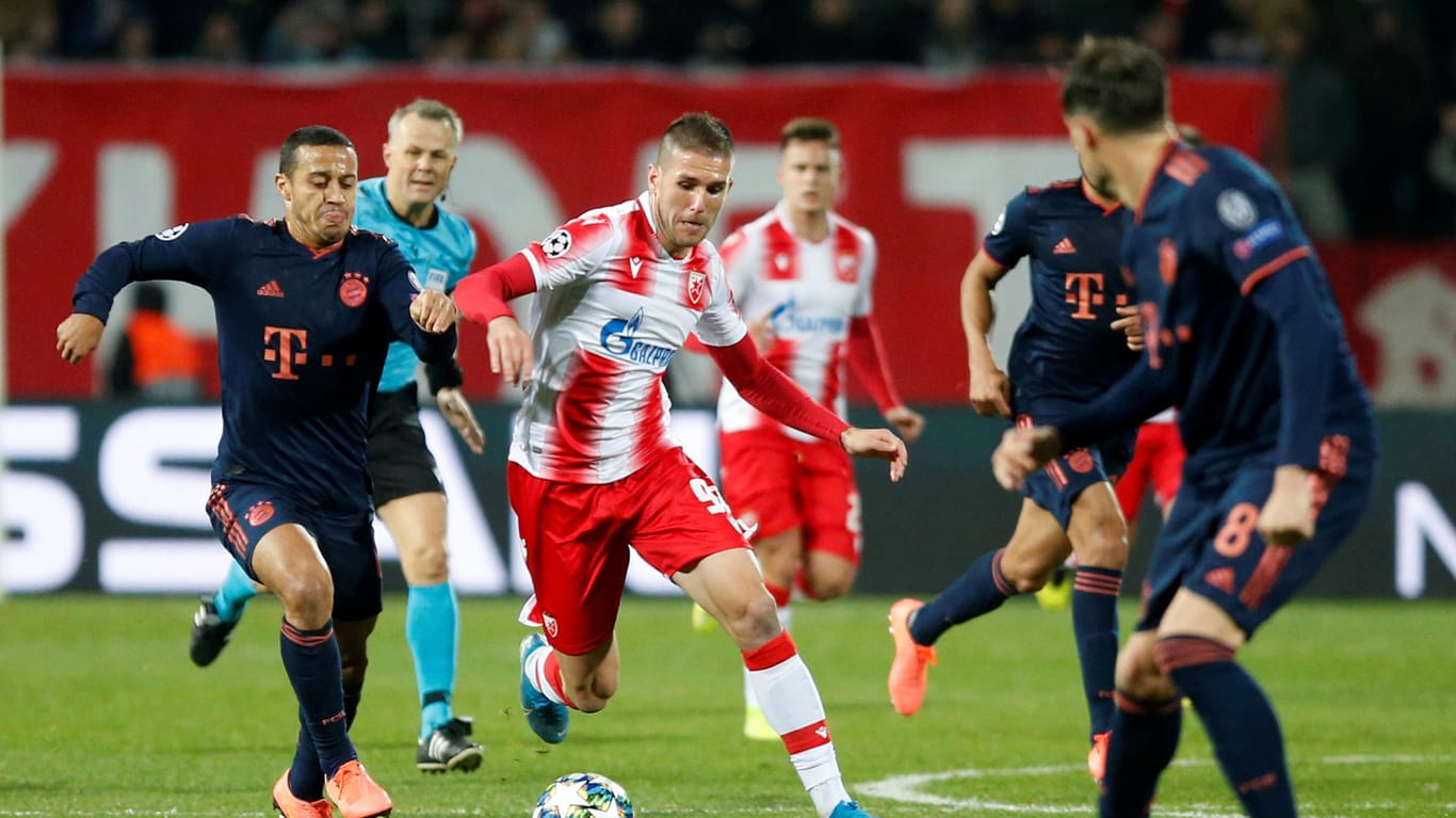 Spielte diszipliniert im Hexenkessel von Belgrad: Bayerns Thiago – hier gegen Belgrads Aleksa Vukanovic.
