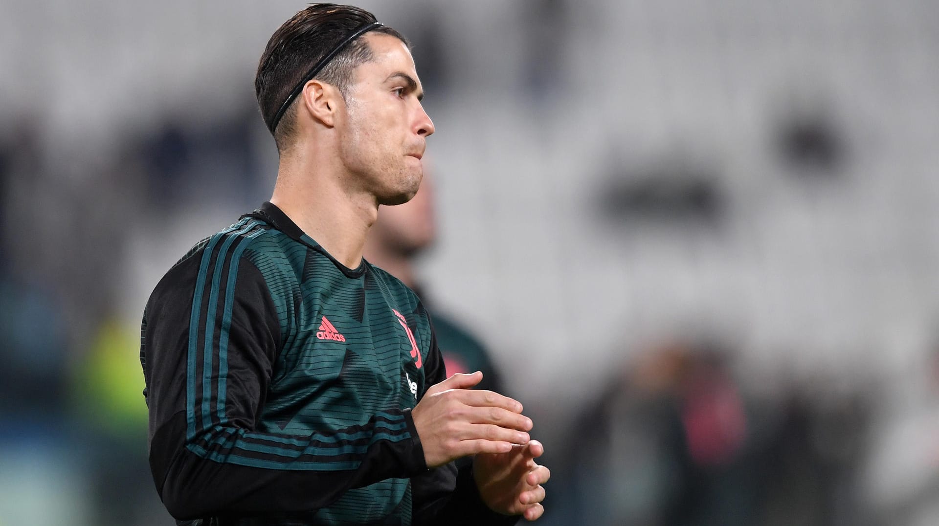 Schon beim Aufwärmen zeigte sich Ronaldo mit dem Haarband.