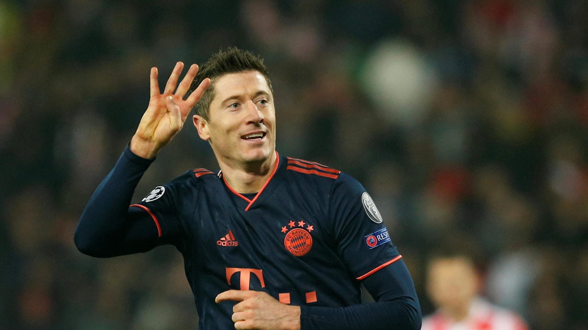 "Schaut her, so viele Tore habe ich erzielt": Robert Lewandowski nach seinem vierten Treffer in Belgrad.