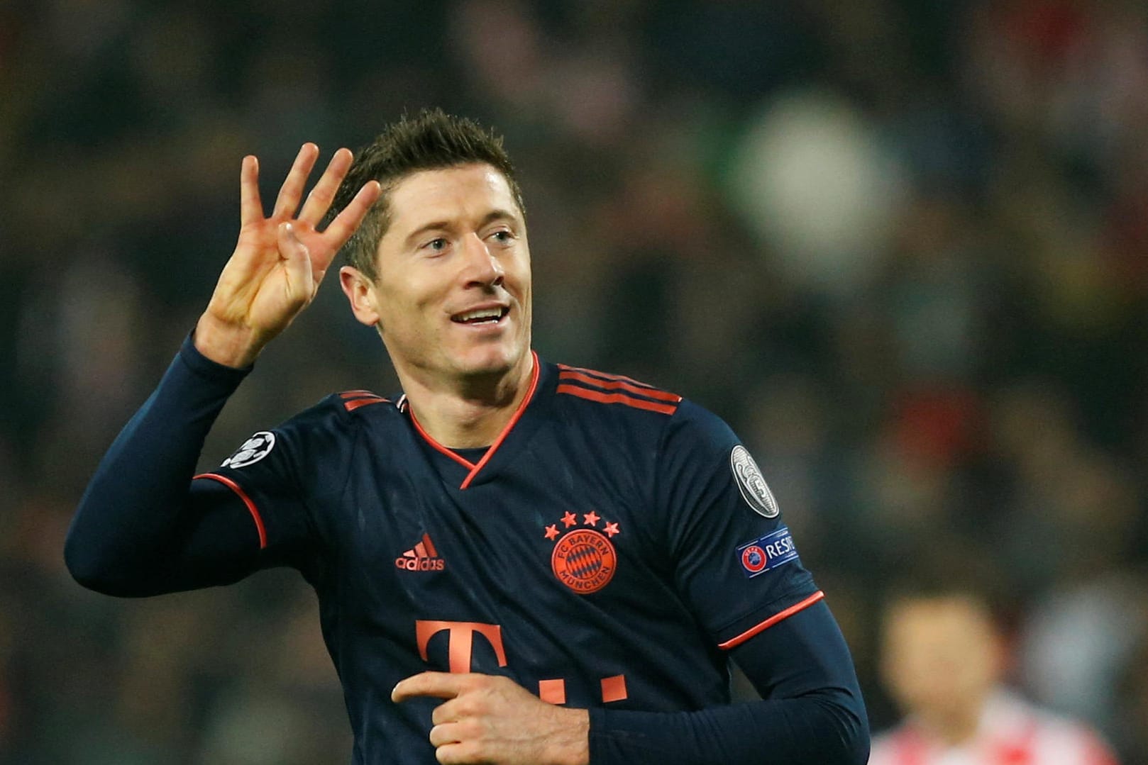 "Schaut her, so viele Tore habe ich erzielt": Robert Lewandowski nach seinem vierten Treffer in Belgrad.