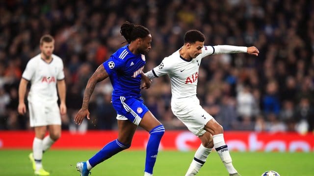 Dele Alli (r) machte mit Tottenham Hotspur den Achtelfinaleinzug klar.