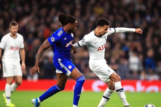Dele Alli (r) machte mit Tottenham Hotspur den Achtelfinaleinzug klar.