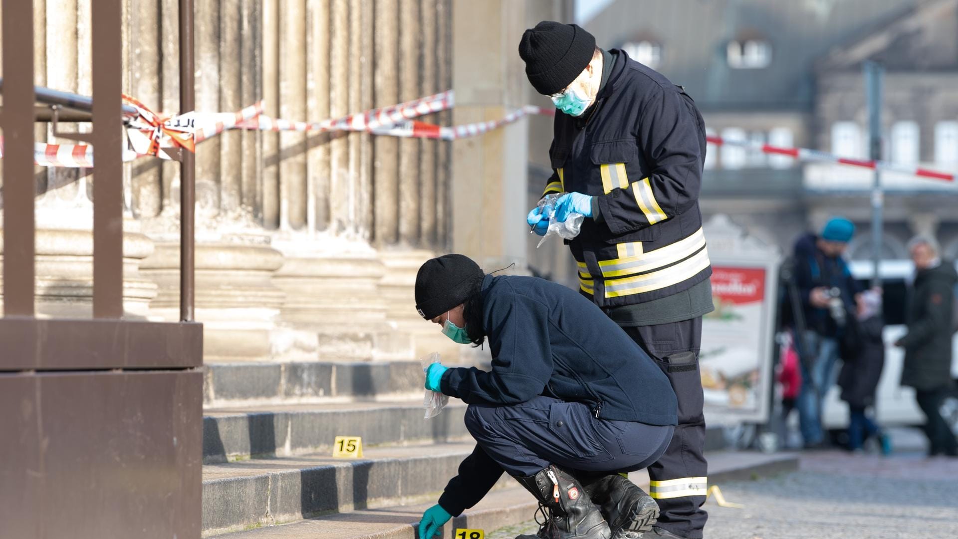 Spurensicherung am Grünen Gewölbe: Nach dem Kunstdiebstahl in Dresden bleiben viele Fragen offen.