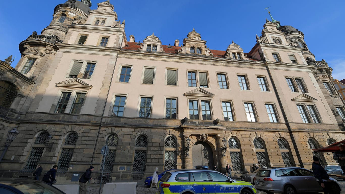 Ein Polizeiwagen vor dem Grünen Gewölbe in Dresden: Stehen Museen vor einer neuen Herausforderung?
