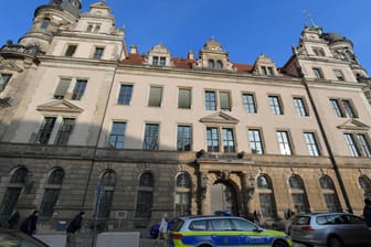 Ein Polizeiwagen vor dem Grünen Gewölbe in Dresden: Stehen Museen vor einer neuen Herausforderung?