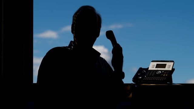 Wird Rentnern am Telefon eine Rentenkürzung angedroht, stecken Trickbetrüger dahinter. Wird Rentnern am Telefon eine Rentenkürzung angedroht, stecken Trickbetrüger dahinter.