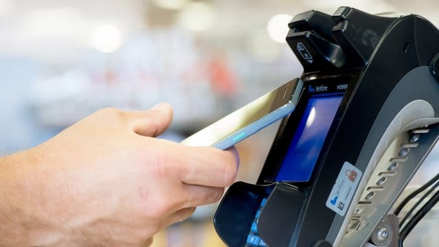 Viele Kunden können einfach mit dem Handy an der Kasse bezahlen. Viele Kunden können einfach mit dem Handy an der Kasse bezahlen.