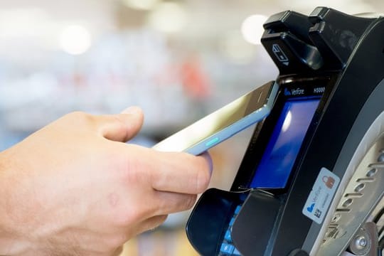 Viele Kunden können einfach mit dem Handy an der Kasse bezahlen. Viele Kunden können einfach mit dem Handy an der Kasse bezahlen.