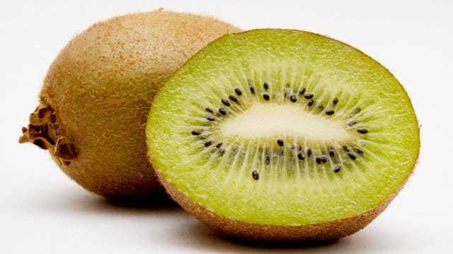 In Verbindung mit Gelatine oder Quark löst ein Eiweiß spaltendes Enzym in der Kiwi unerwünschte Reaktionen aus.