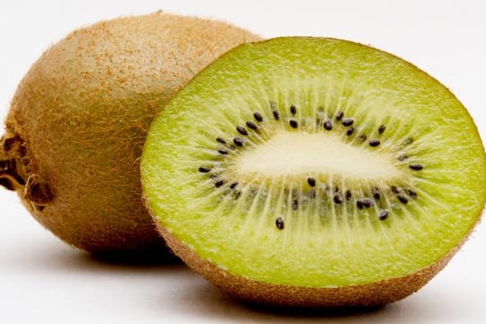 In Verbindung mit Gelatine oder Quark löst ein Eiweiß spaltendes Enzym in der Kiwi unerwünschte Reaktionen aus.