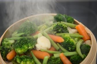 Nicht alles zerkochen: Wer Gemüse dämpft oder dünstet, hält den Verlust an Nährstoffen vergleichsweise klein.
