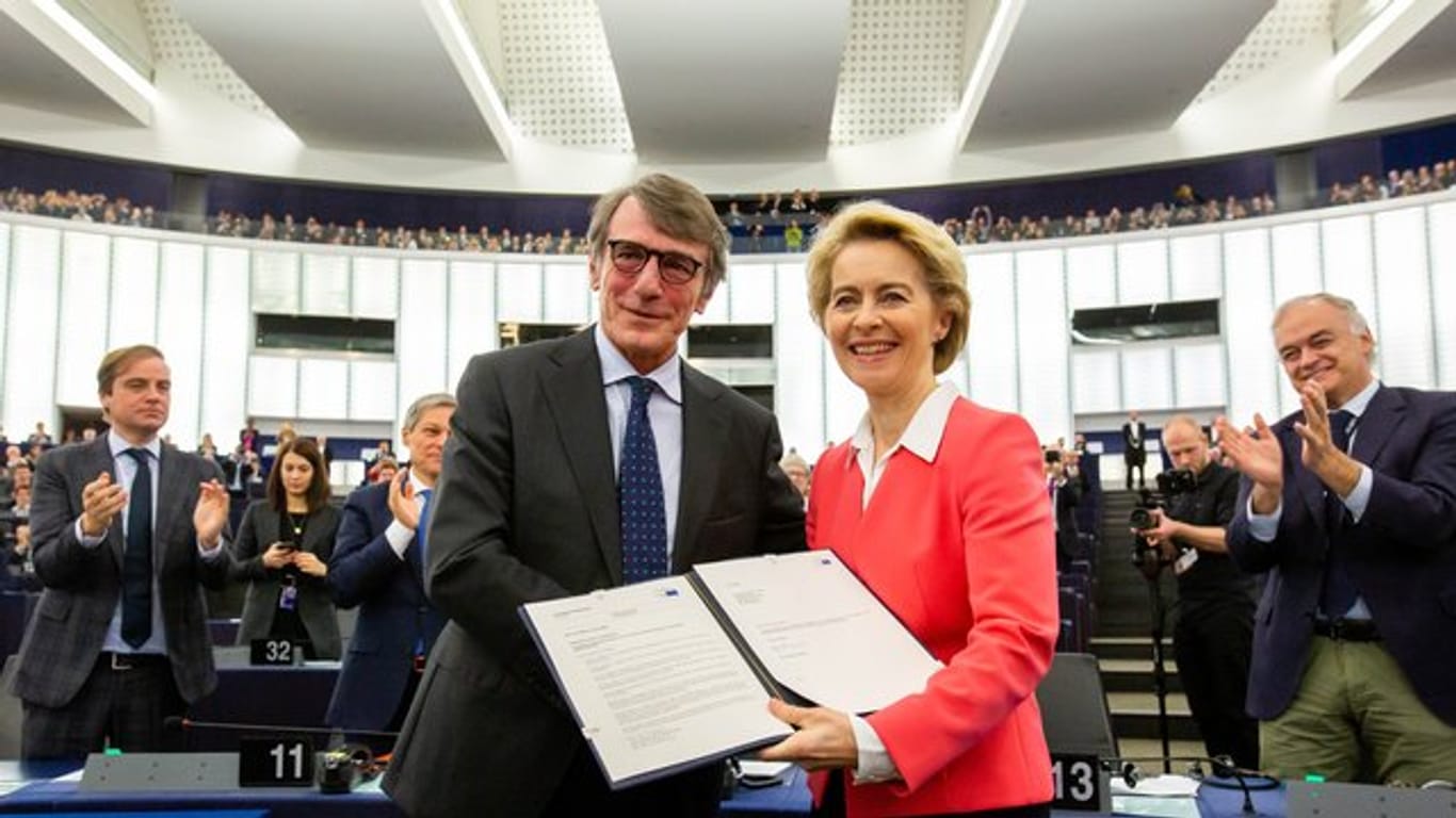 Der Präsident des Euopäischen Parlaments, David Sassoli, überreicht Ursula von der Leyen die Entscheidung des Parlaments zur Bestätigung ihrer Kommission.