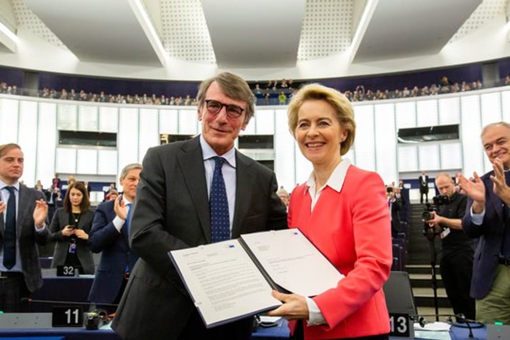 Der Präsident des Euopäischen Parlaments, David Sassoli, überreicht Ursula von der Leyen die Entscheidung des Parlaments zur Bestätigung ihrer Kommission.