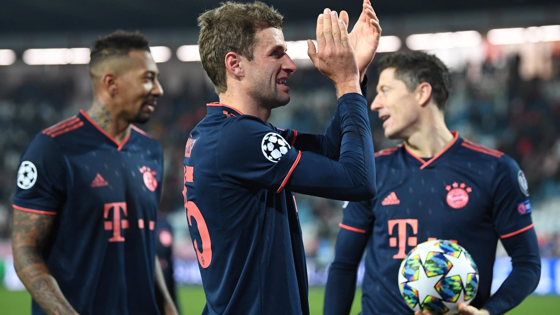 Münchens Spieler Jerome Boateng (l.), Thomas Müller (M) und Robert Lewandowski feiern nach dem 6:0-Sieg in Belgrad.