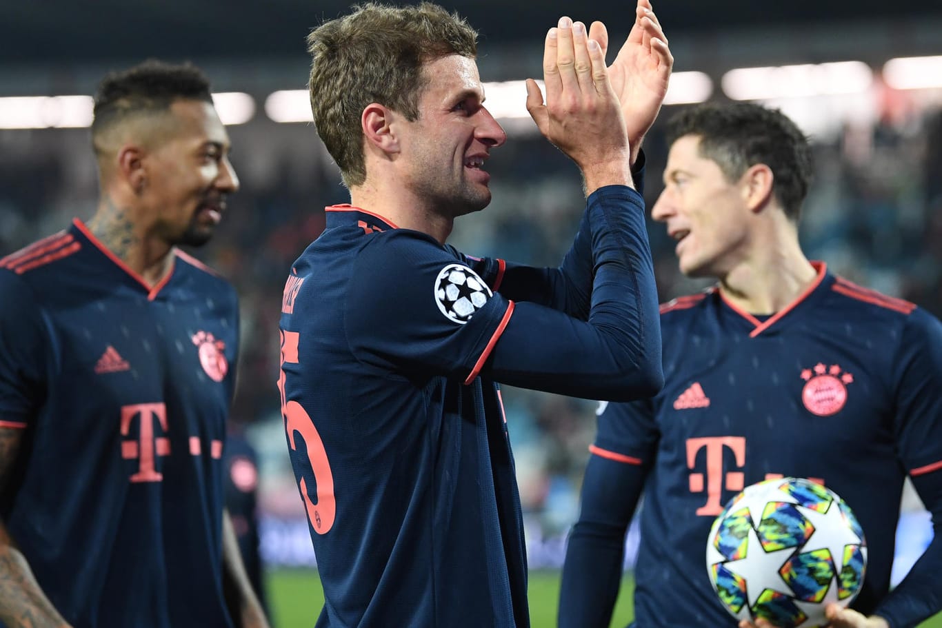 Münchens Spieler Jerome Boateng (l.), Thomas Müller (M) und Robert Lewandowski feiern nach dem 6:0-Sieg in Belgrad.