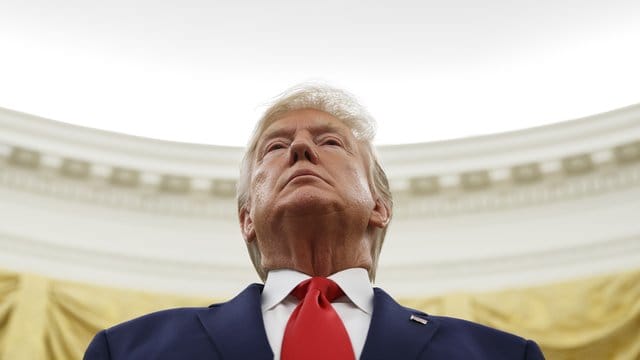 US-Präsident Donald Trump steht im Oval Office.