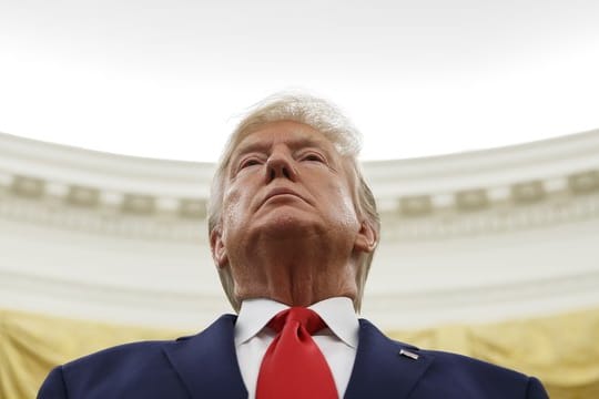 US-Präsident Donald Trump steht im Oval Office.