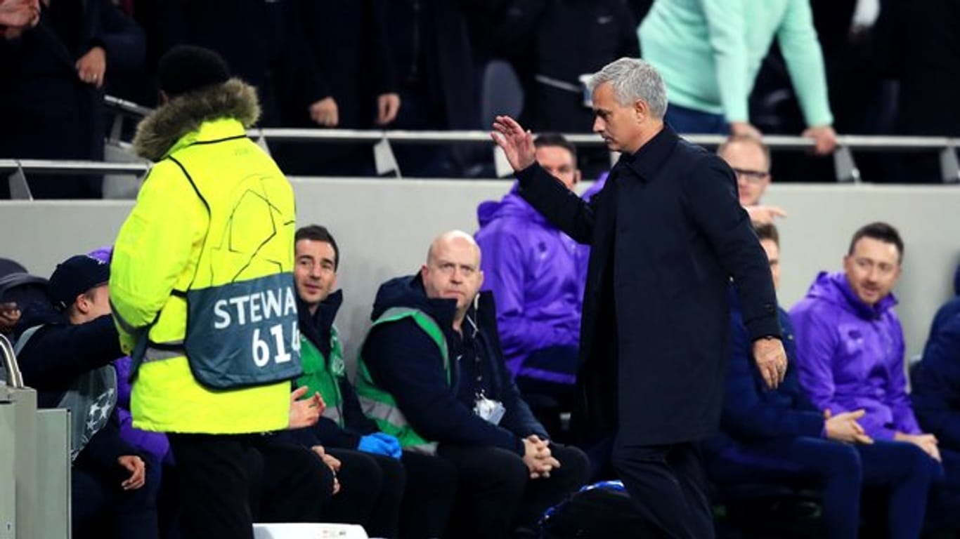 Tottenham Trainer José Mourinho war von dem "intelligenten" Balljungen (l) begeistert.