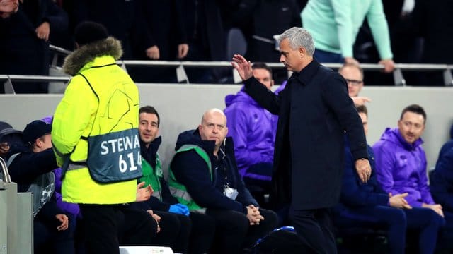 Tottenham Trainer José Mourinho war von dem "intelligenten" Balljungen (l) begeistert. Tottenham Trainer José Mourinho war von dem "intelligenten" Balljungen (l) begeistert.