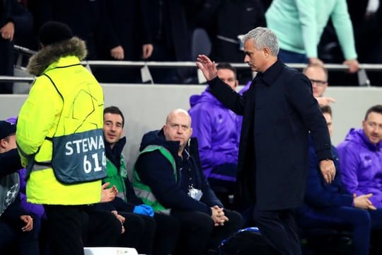 Tottenham Trainer José Mourinho war von dem "intelligenten" Balljungen (l) begeistert.