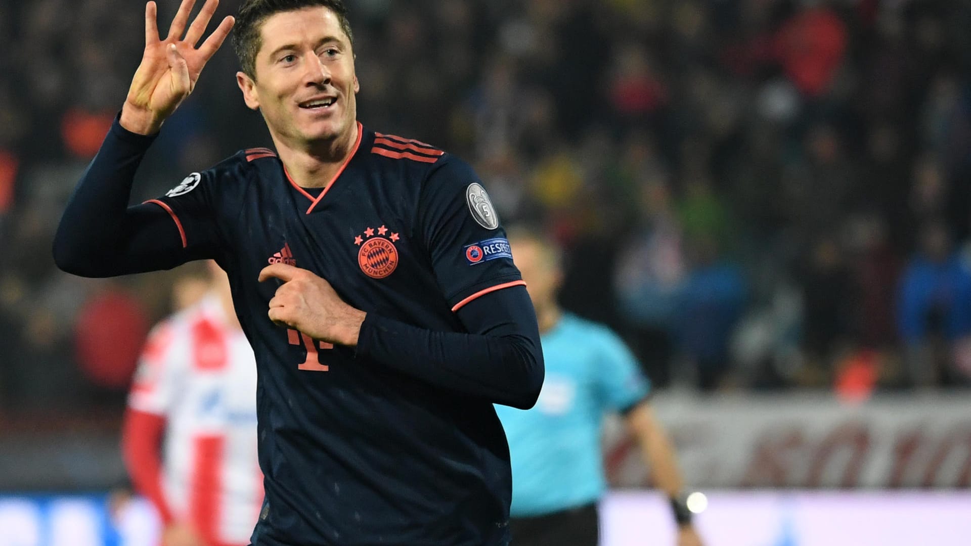 Robert Lewandowski hält seine Hand hoch und zeigt vier Finger: Der Bayern-Profi hat innerhalb von wenigen Minuten vier Treffer erzielt.