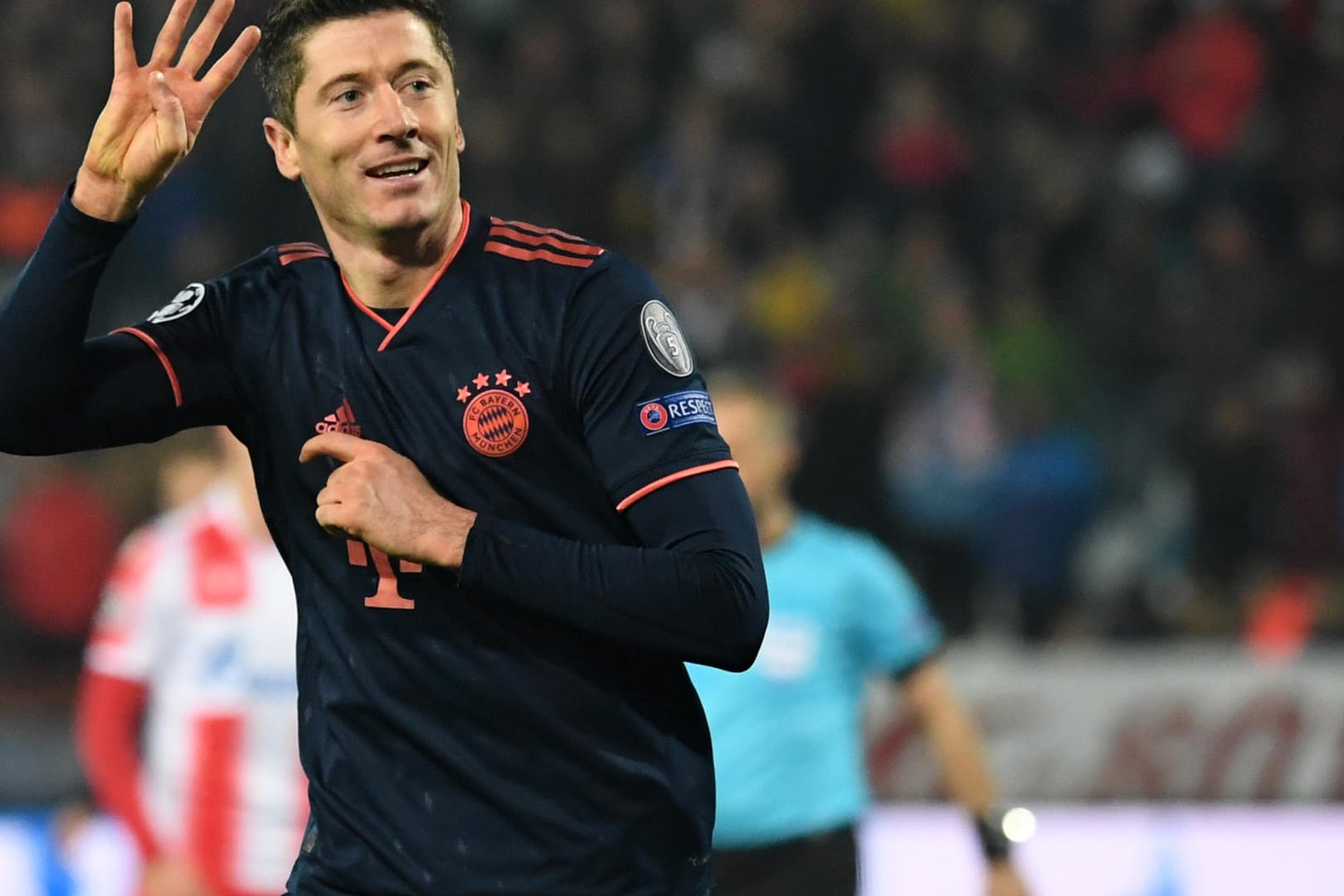 Robert Lewandowski hält seine Hand hoch und zeigt vier Finger: Der Bayern-Profi hat innerhalb von wenigen Minuten vier Treffer erzielt.