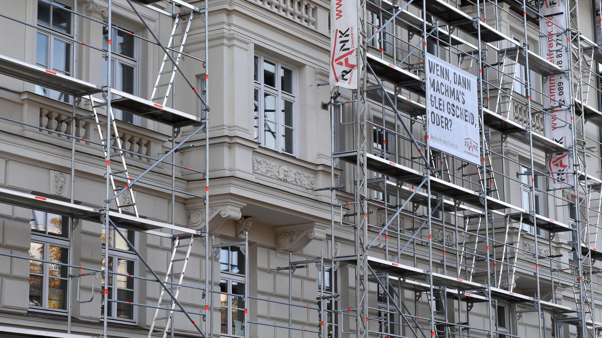 Ein Altbau wird saniert: Das Portal wenigermiete.de nützt Mietern. Das Geschäftsmodell ist jedoch umstritten.