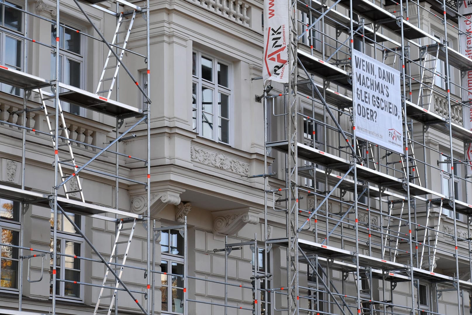 Ein Altbau wird saniert: Das Portal wenigermiete.de nützt Mietern. Das Geschäftsmodell ist jedoch umstritten.