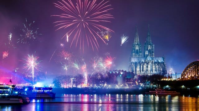Feuerwerk ist am Rhein über dem Kölner Dom zu sehen.