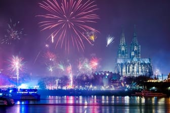 Feuerwerk ist am Rhein über dem Kölner Dom zu sehen.